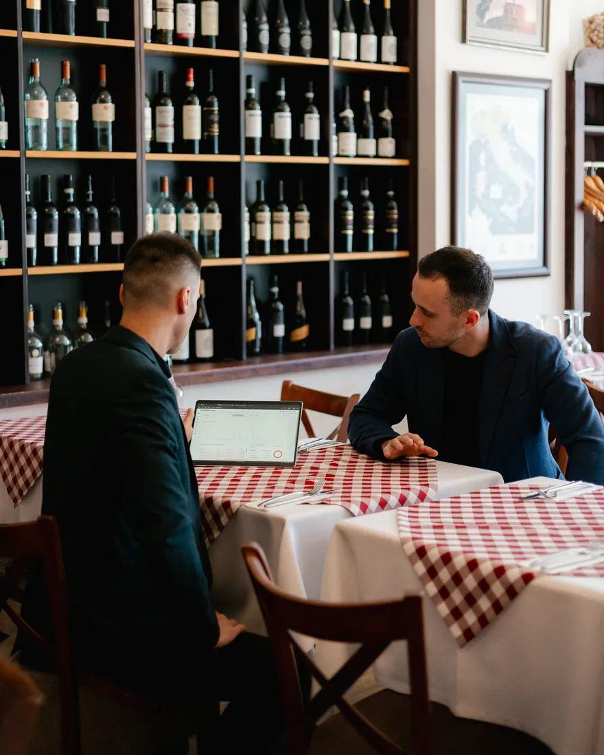 Tutto Pizza w Słupsku: rozmowa przy stoliku, na laptopie pulpit Resty